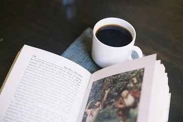 安靜閑暇的午后，一本書一杯茶