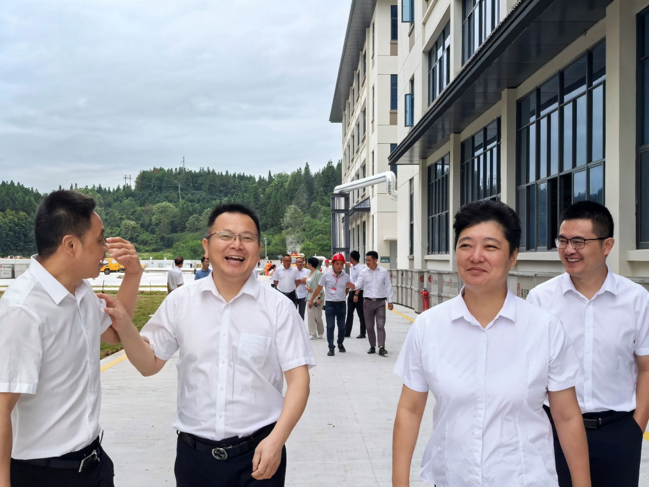 領導合影.jpg